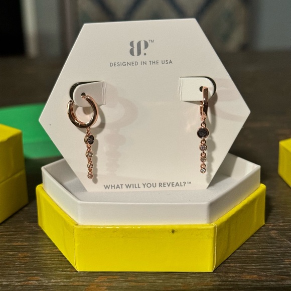 Simple elegance Bomb Party Earrings. - Picture 1 of 4